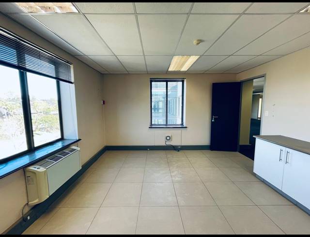 303M² OFFICE TO LET IN MAGALIESSIG